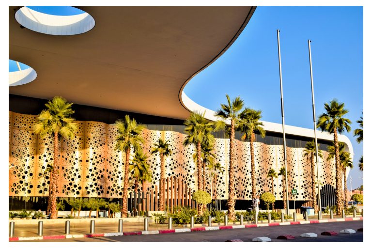 Fachada del aeropuerto de Marrakech Menara entre palmeras