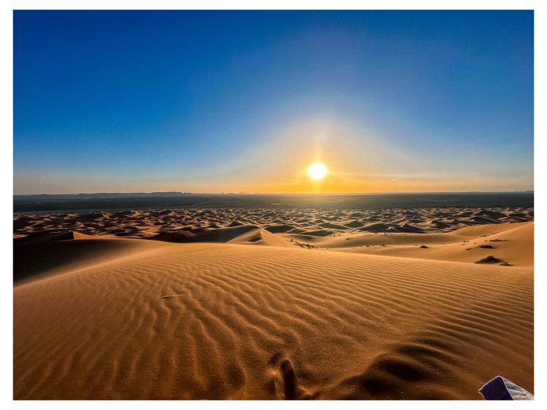 Sol poniéndose sobre las dunas de Erg Chebbi en el desierto de Merzouga