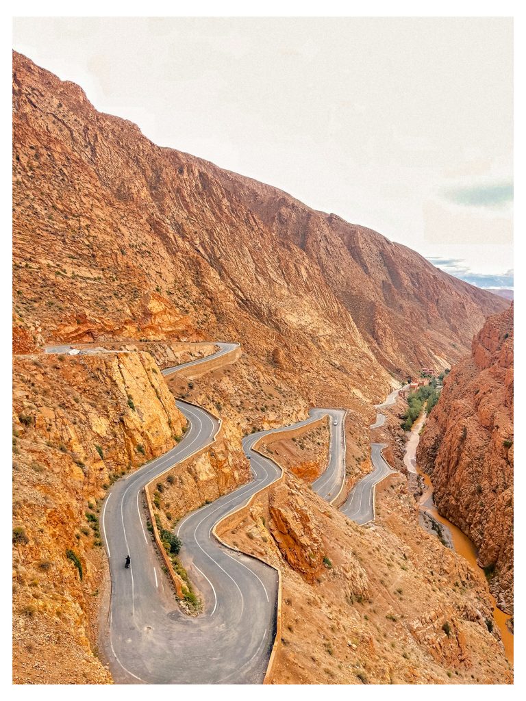 Carretera en curvas entre montañas rojas en las gargantas del Dadès