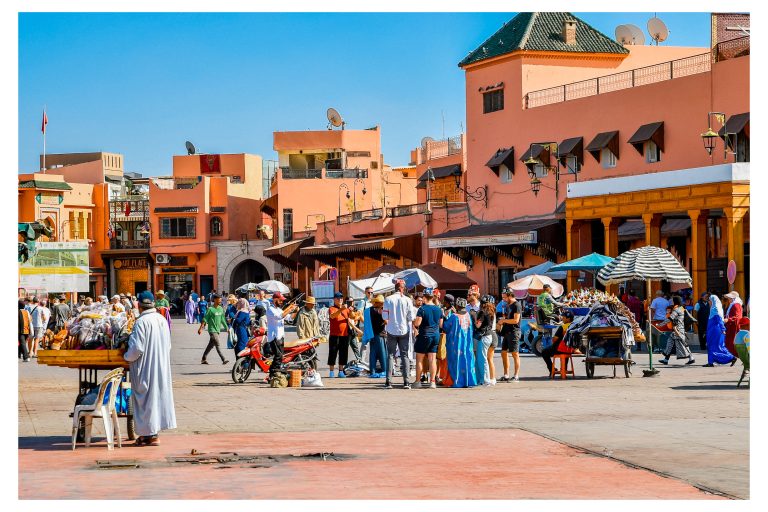 Plaza Jemaa el Fna de Marrakech con puestos y gente