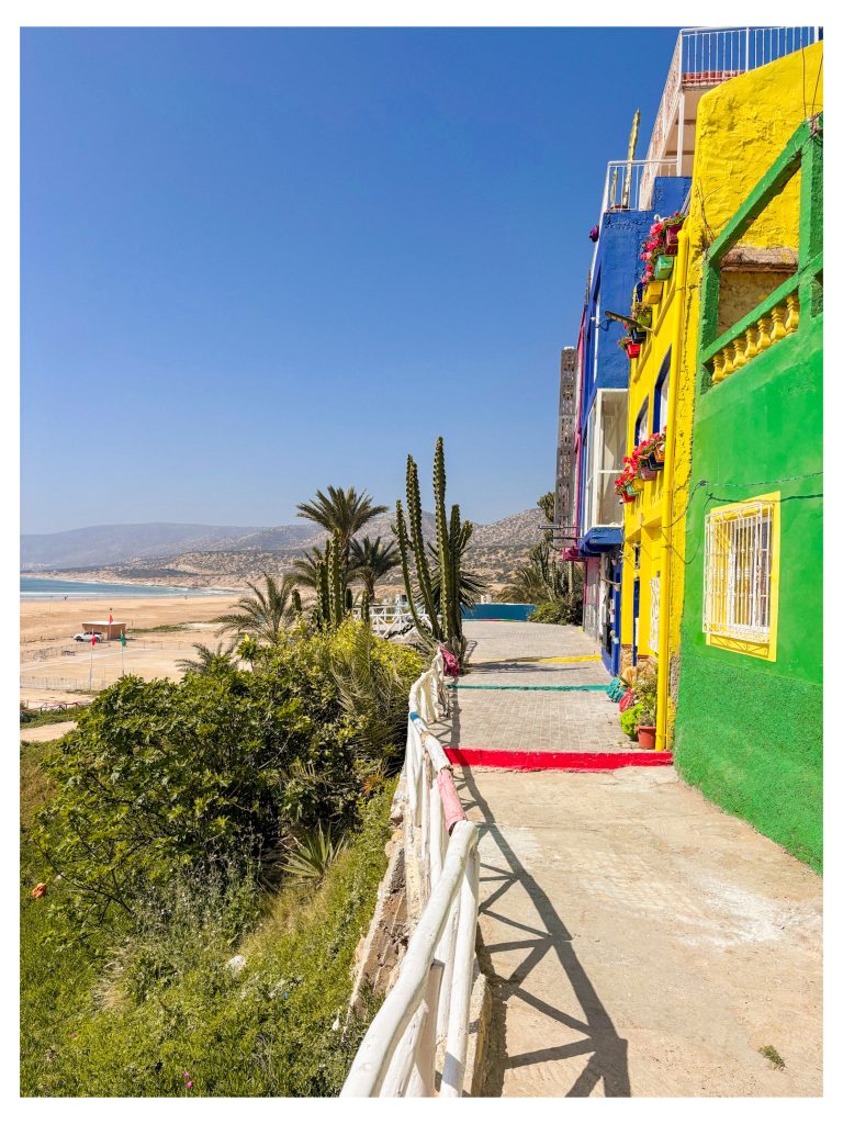 Casas pintadas de colores junto a la playa en Aghroud, en la costa atlántica de Marruecos