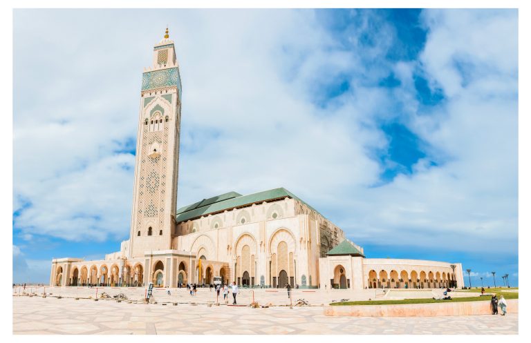 Mezquita Hassan II de Casablanca con su alminar bajo un cielo con nubes