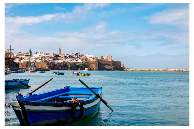Kasbah de los Oudaya en Rabat vista desde el río Bou Regreg, con una barca en primer plano