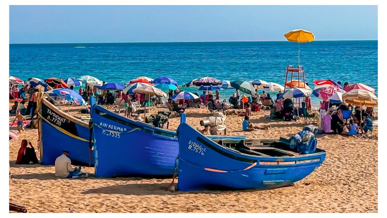 Barcas azules de pescadores en la playa de Taghazout