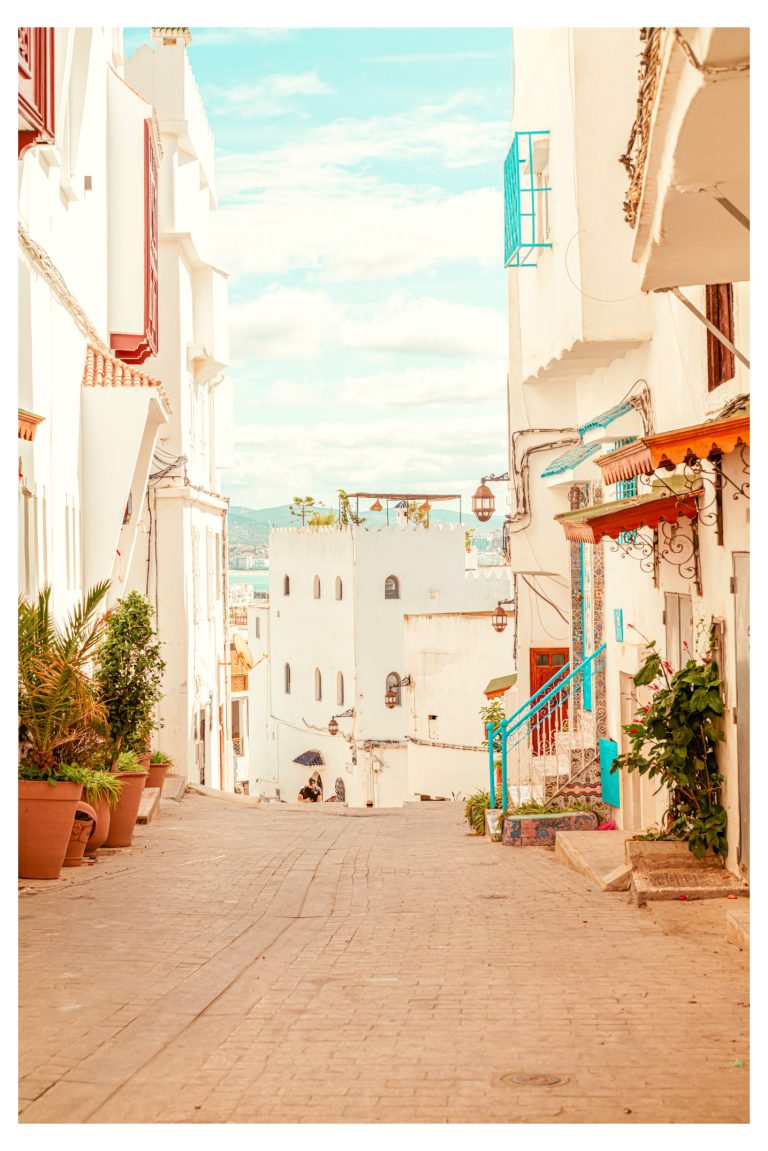 Calle de casas claras en el centro de Tánger