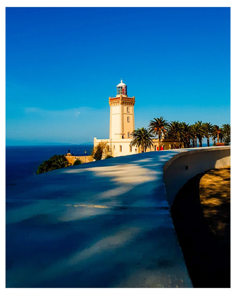Faro del cabo Espartel sobre el mar, cerca de Tánger