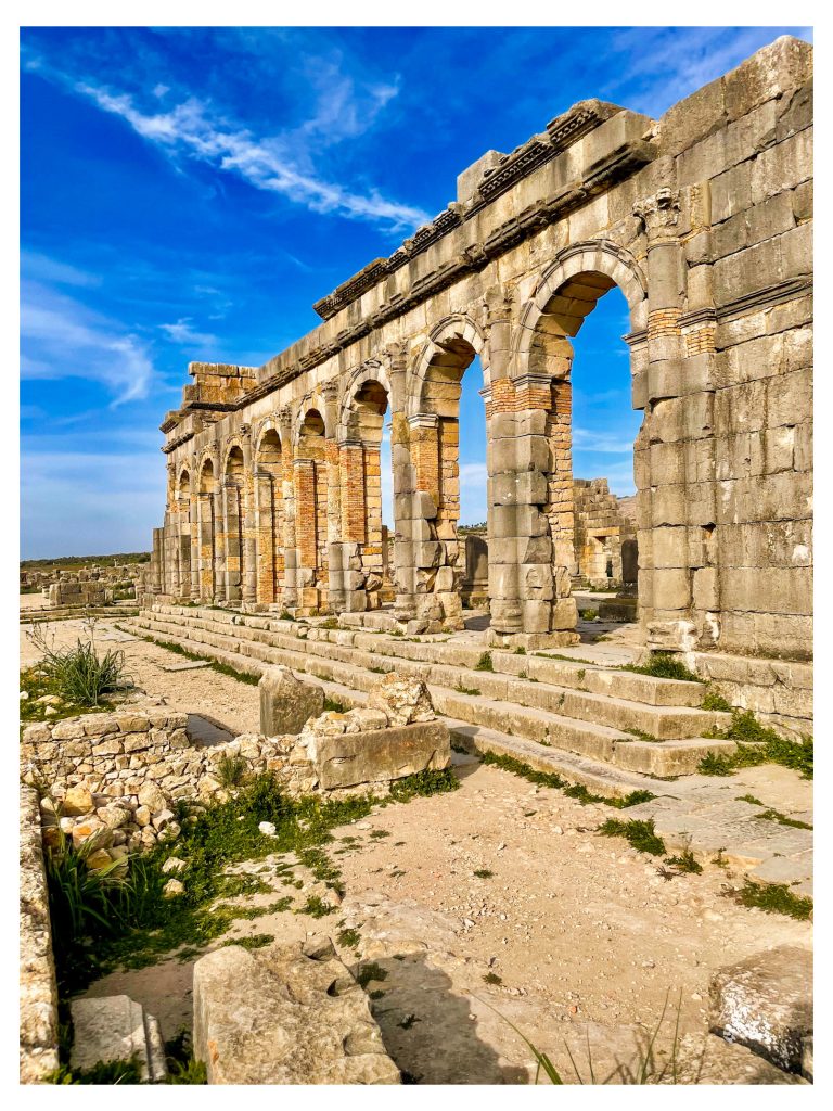 Arcos y columnas de las ruinas romanas de Volubilis, cerca de Meknes