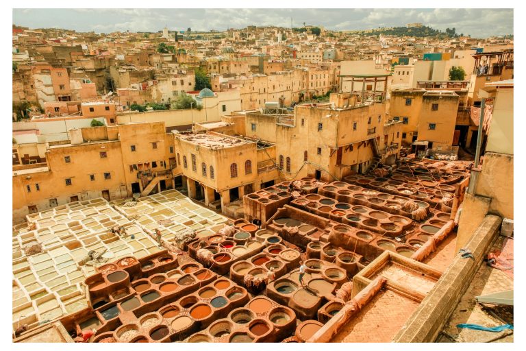 Vista desde lo alto de las tinas de la curtiduría Chouara en la medina de Fez
