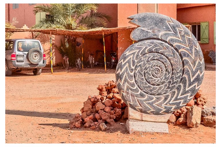 Gran amonita de piedra tallada en un taller de fósiles de Erfoud