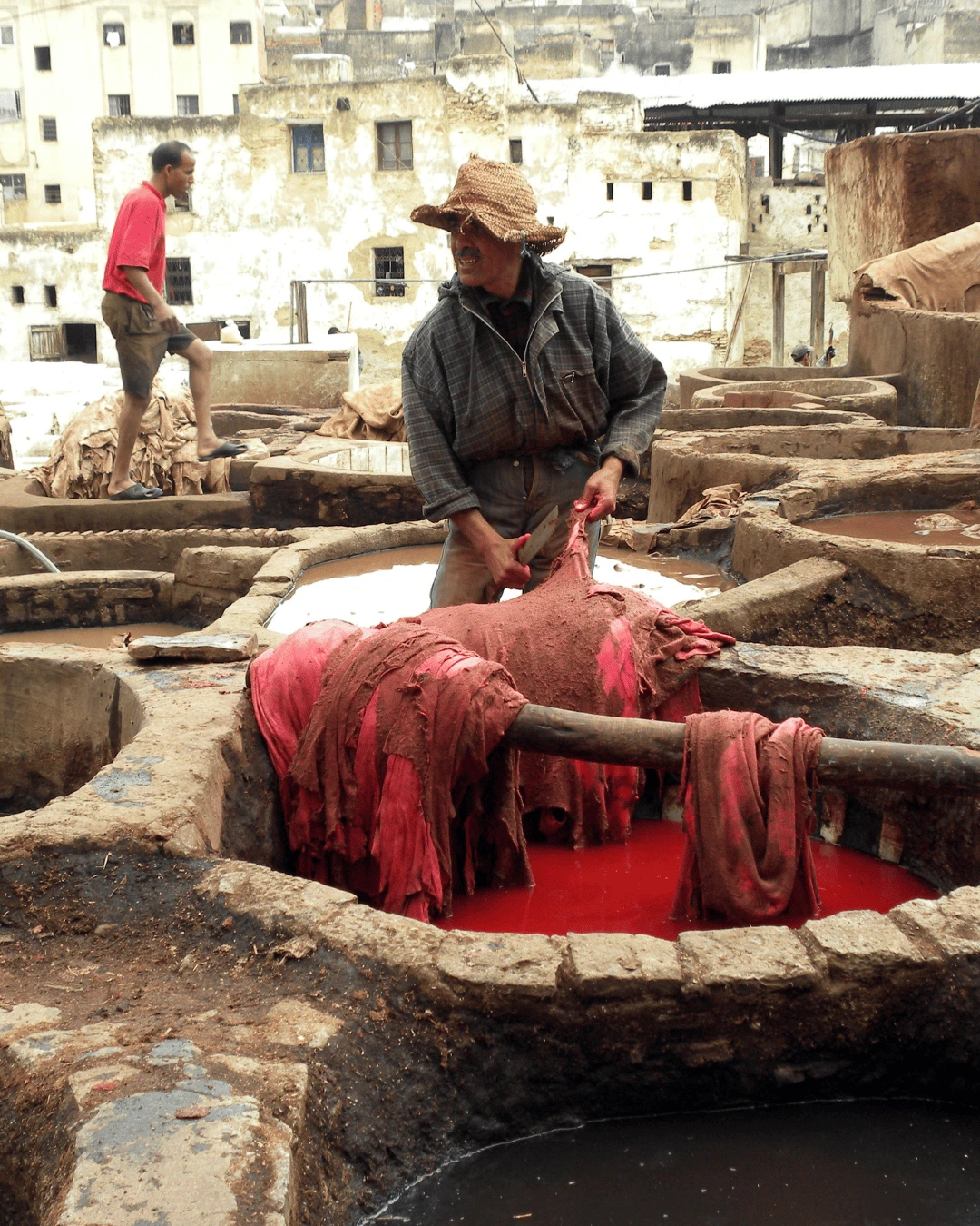 1 Curtidor trabajando la piel en una tina de una curtiduría tradicional