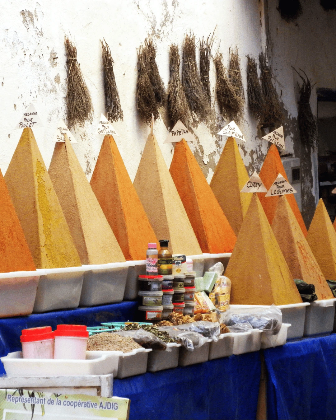 10 Montañas de especias de colores en un puesto de un zoco marroquí