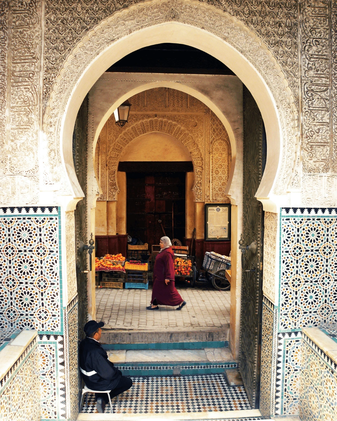 3 Arco de entrada a una medersa con zellige y yeso tallado en Marrakech