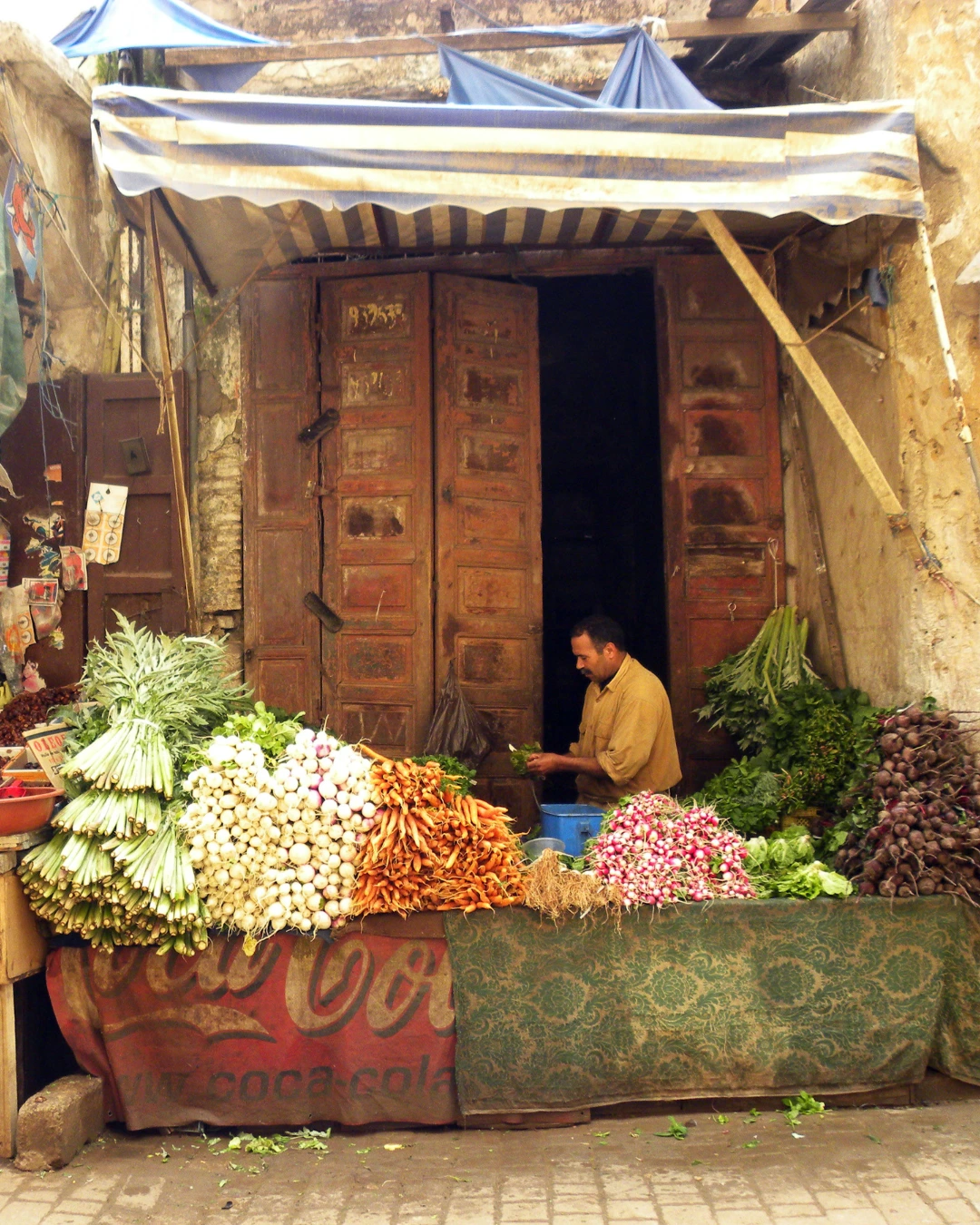 4 Puesto de verduras ante una puerta de madera en la medina de Marrakech