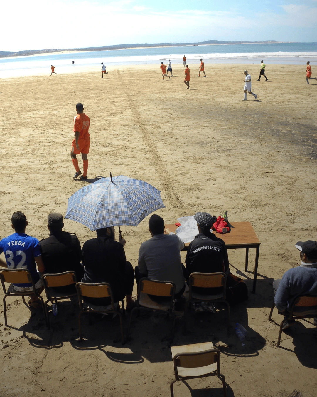 5 Gente mirando un partido de fútbol en la playa de Essaouira